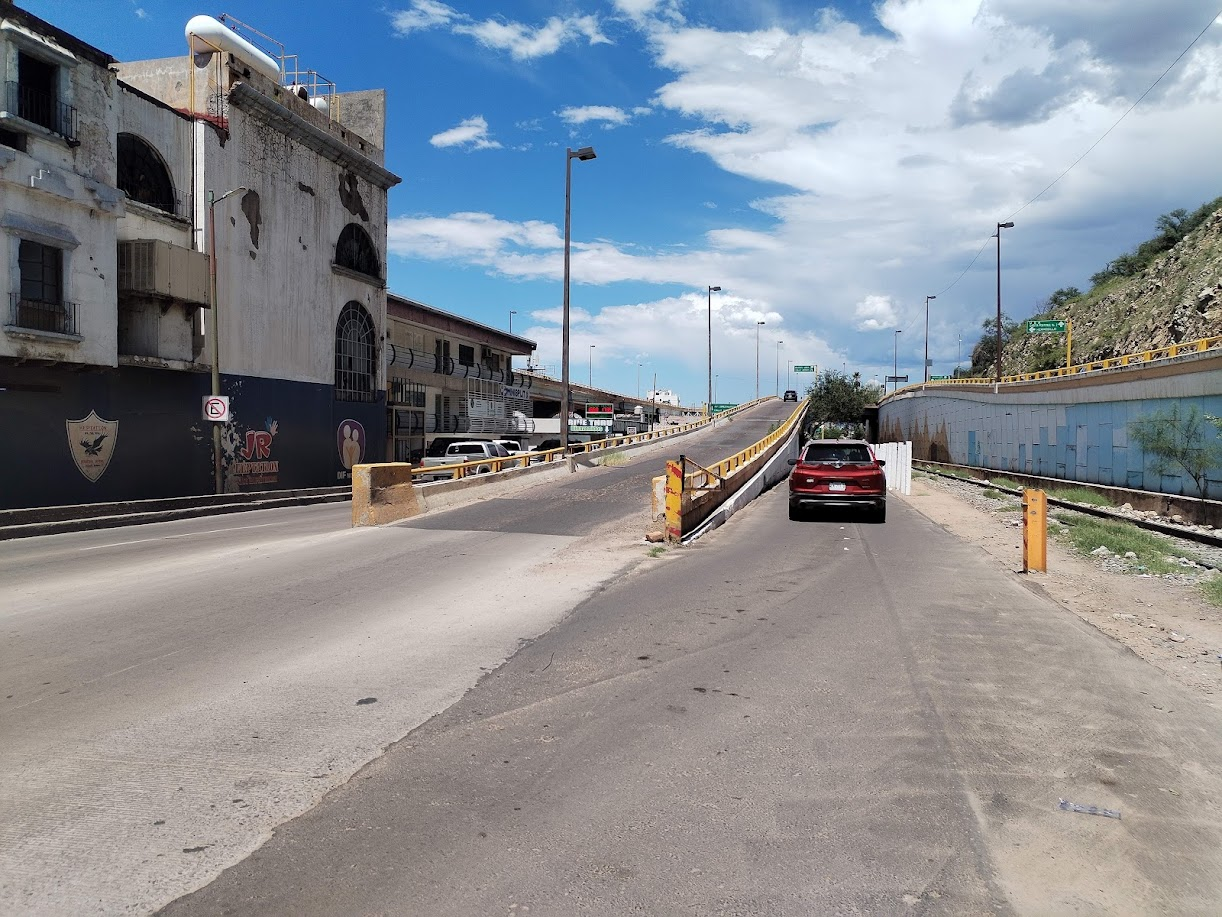 Acceso SENTRI Sur junto a las vías ferroviarias